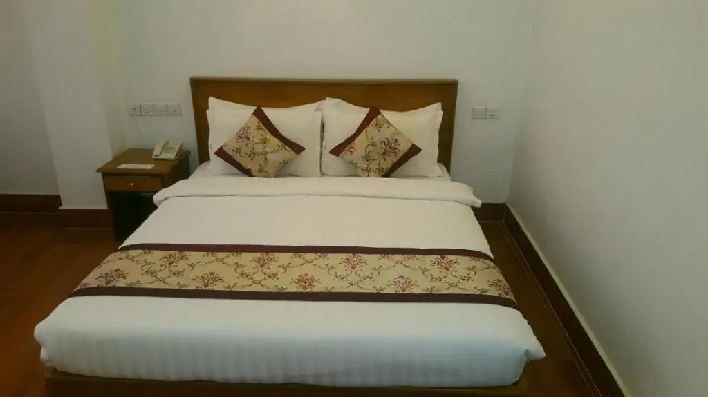 Sky Hotel Hlaingtharyar Yangon 3*,